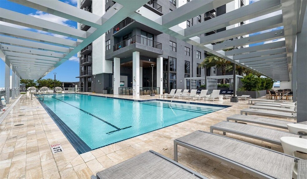 555 NE 8th St, Unit 0906 in Fort Lauderdale, FL - Building Photo