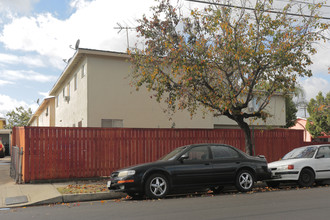 400 Calle Cinco in Montebello, CA - Foto de edificio - Building Photo