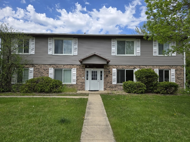 470 Echo Ln in Aurora, IL - Building Photo