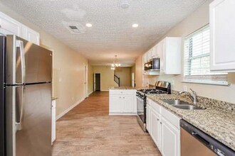 733 Trigg Lake Ct in Stone Mountain, GA - Building Photo - Building Photo