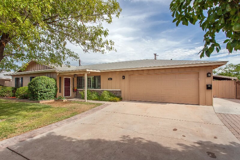 8044 E Cambridge Ave in Scottsdale, AZ - Foto de edificio