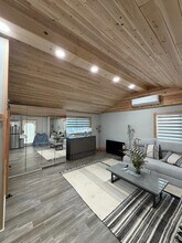 7711 Owensmouth Ave in Los Angeles, CA - Foto de edificio - Building Photo