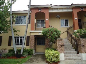 945 NE 33rd Ter, Unit 102 in Homestead, FL - Foto de edificio - Building Photo