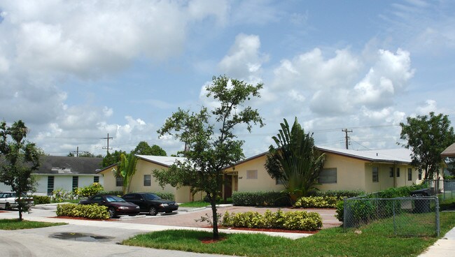 6147 Arthur St in Hollywood, FL - Foto de edificio - Building Photo