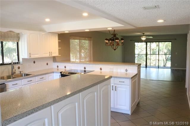 16571 Blatt Blvd-Unit -201 in Weston, FL - Building Photo