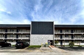 8020 N Colony Cir in Tamarac, FL - Building Photo - Building Photo