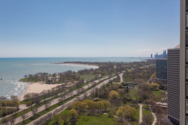 5455 N Sheridan Rd in Chicago, IL - Building Photo - Building Photo