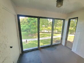 207 Lake Pointe Dr in Oakland Park, FL - Building Photo - Building Photo