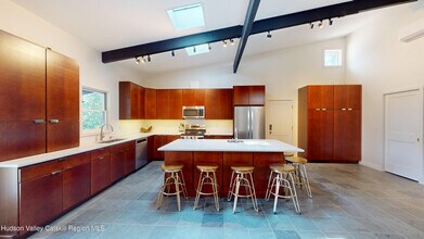 16 Spring Rd in Hudson, NY - Foto de edificio - Building Photo