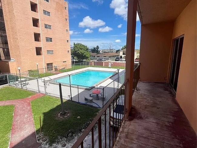 460 E 23rd St, Unit 513 in Hialeah, FL - Building Photo - Building Photo