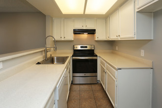 Bel Air Manor Apartments in Anaheim, CA - Foto de edificio - Interior Photo