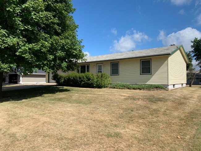 704 Sunrise Ave in Sanborn, IA - Building Photo - Building Photo