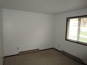 830 S Moore St in Blue Earth, MN - Foto de edificio - Building Photo