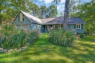 123 Lakeview Dr in Crossville, TN - Building Photo