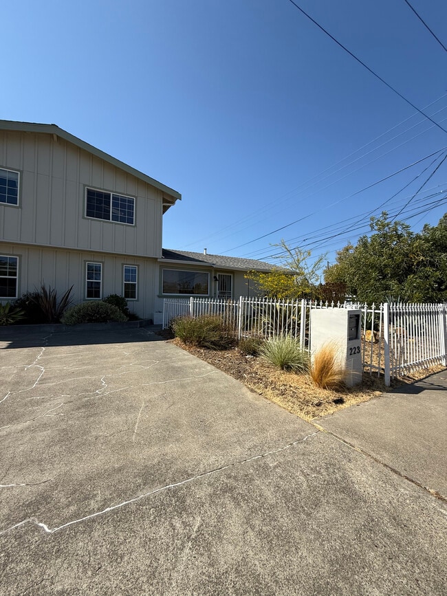 223 Mendocino St in Vallejo, CA - Foto de edificio - Building Photo