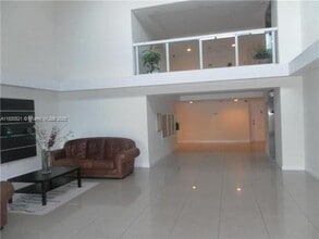 120 Lakeview Dr in Weston, FL - Building Photo - Building Photo