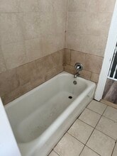 5048 Gainor Rd, Unit 2 in Philadelphia, PA - Foto de edificio - Building Photo