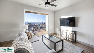 300 E Fremont Pl, Unit 2-301 in Littleton, CO - Foto de edificio - Building Photo