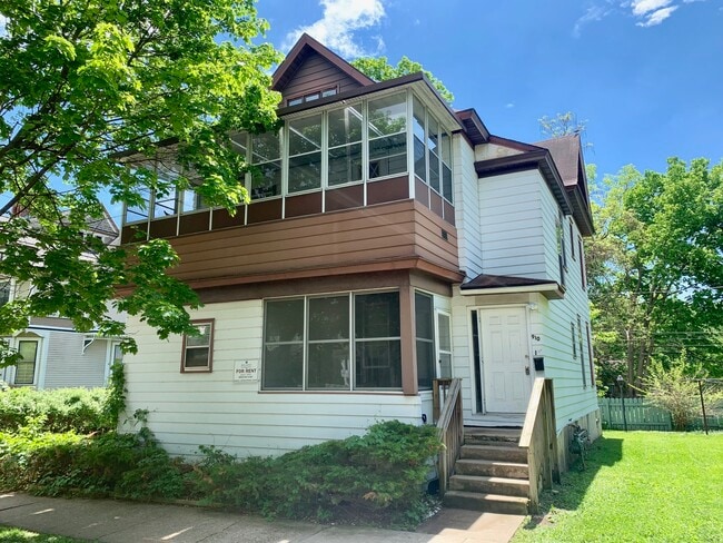 property at 914 King St