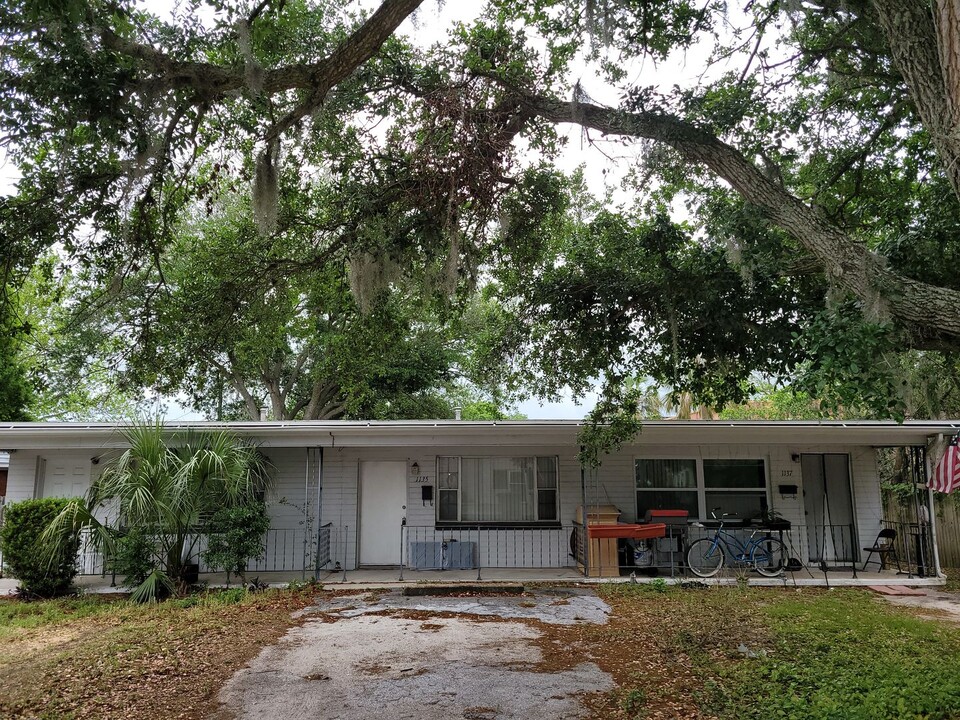 1133-1137 Martha Dr in Daytona Beach, FL - Foto de edificio
