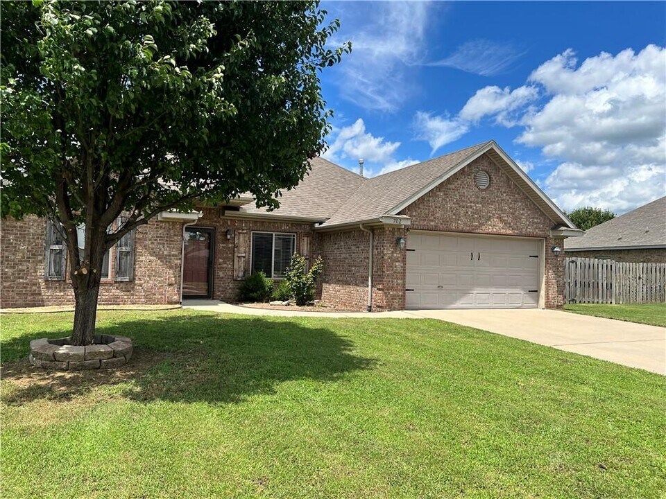 702 Custer St in Prairie Grove, AR - Building Photo