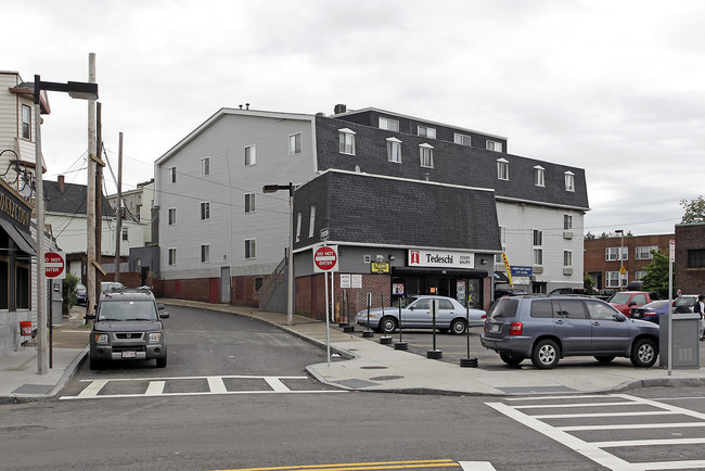 385 Dorchester St in Boston, MA - Foto de edificio - Building Photo