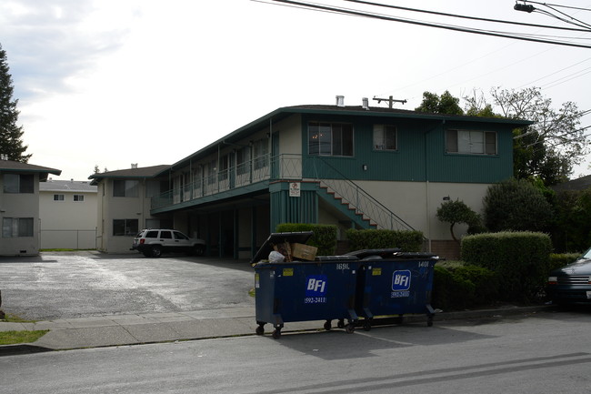 585 Geneva Ave in Redwood City, CA - Foto de edificio - Building Photo
