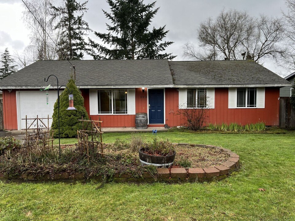 31348 NW Cottage St in North Plains, OR - Building Photo