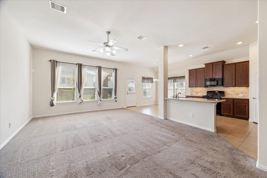 205 Brookwood Park Ln in Dickinson, TX - Building Photo