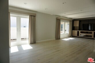 221 N Bowling Green Way in Los Angeles, CA - Building Photo - Building Photo