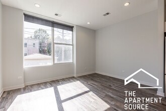 2247 W Lawrence Ave, Unit 103 in Chicago, IL - Foto de edificio - Building Photo