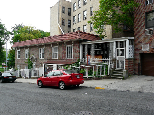 240 E 206 St in Bronx, NY - Building Photo - Building Photo