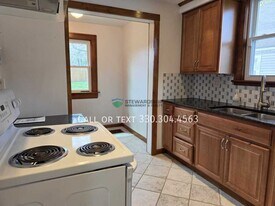 1717 Bedford Ave SW in Canton, OH - Building Photo