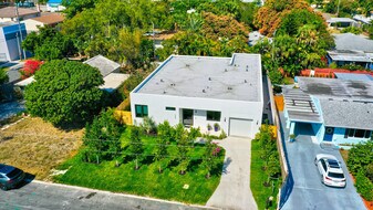 369 Orange Way in West Palm Beach, FL - Building Photo