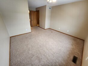 11715 Millpond Ave in Burnsville, MN - Foto de edificio - Building Photo