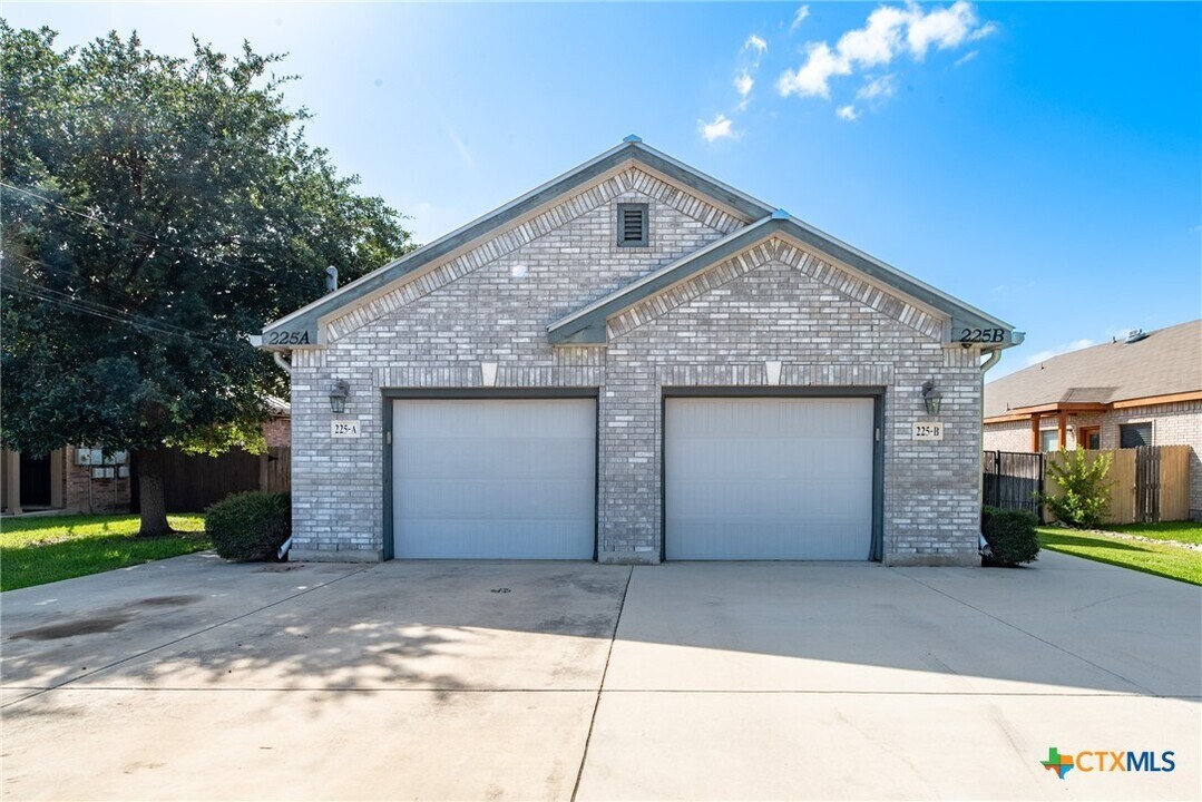 225 Anne Louise Dr in New Braunfels, TX - Building Photo