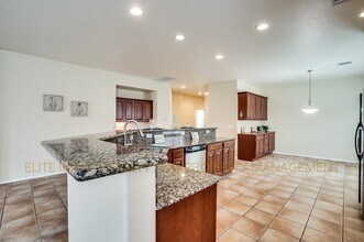 316 W Sunrise Vista Dr in Green Valley, AZ - Building Photo - Building Photo