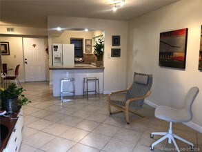 5825 W 25th Ct-Unit -303 in Hialeah, FL - Building Photo - Building Photo