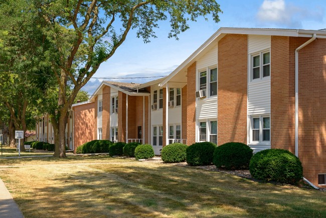 Plaza Manor in Urbandale, IA - Foto de edificio - Building Photo