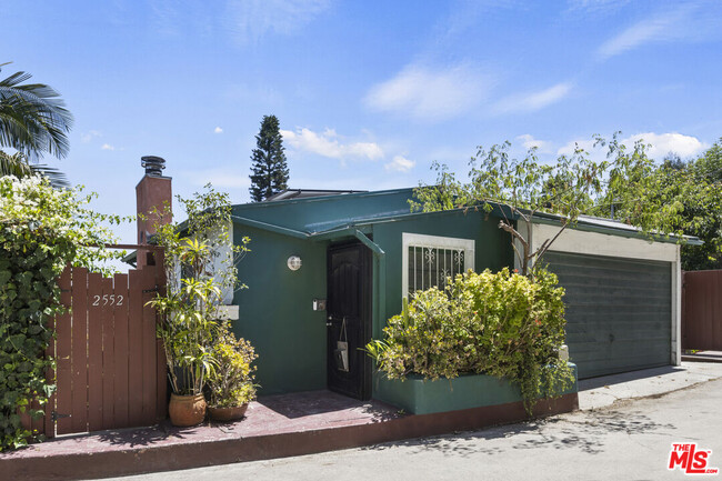 2552 Dearborn Dr in Los Angeles, CA - Foto de edificio - Building Photo