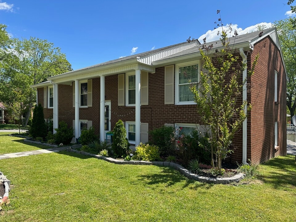 211 Heights Ave in Tullahoma, TN - Building Photo