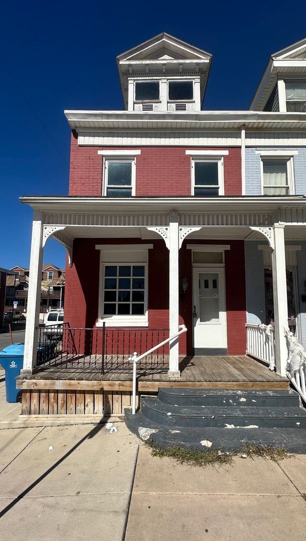 property at 1047 W Poplar St