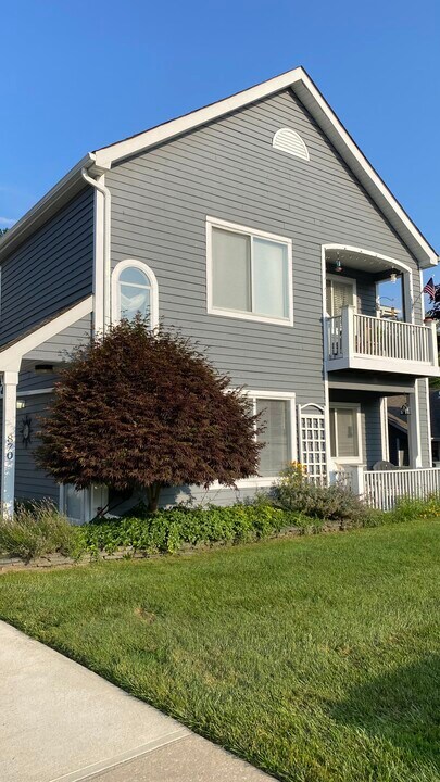 868 Birchwood Park Dr in Middle Island, NY - Building Photo