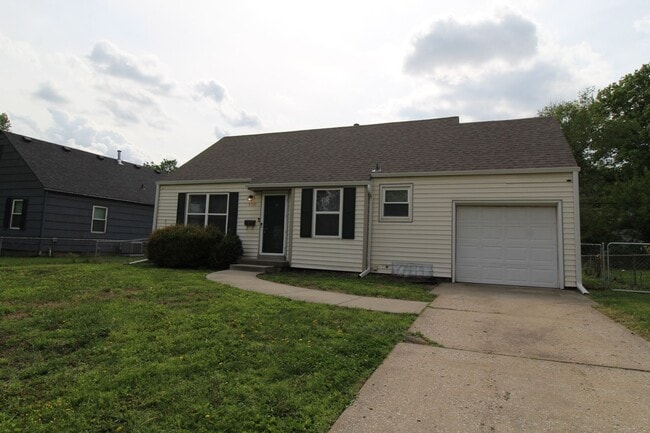 5010 Juniper Dr in Roeland Park, KS - Building Photo - Building Photo