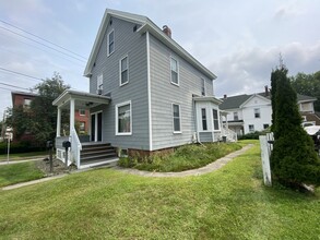 19 Chapel St, Unit 1 in Augusta, ME - Foto de edificio - Building Photo