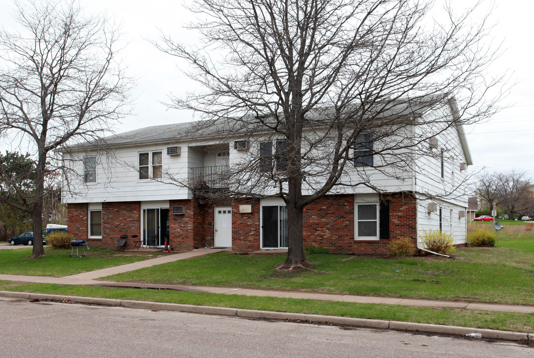 1103 Meridian Heights Dr in Eau Claire, WI - Building Photo