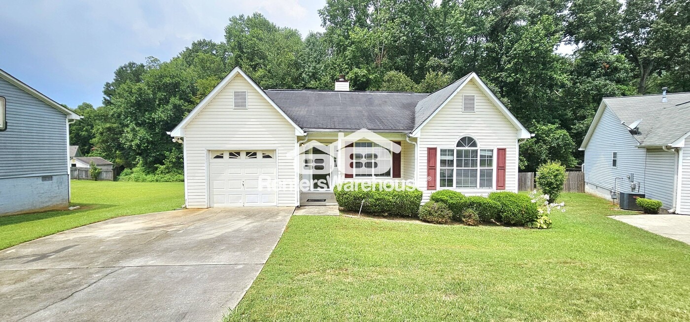 5785 Creekside Dr in Rex, GA - Building Photo