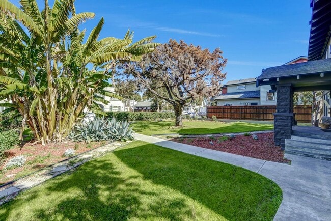 1048 E 5th St in Long Beach, CA - Foto de edificio - Building Photo