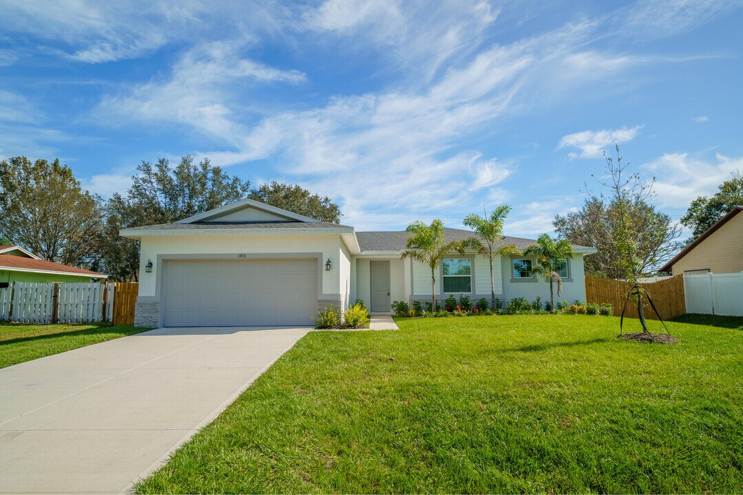 1913 SW Beauregard St in Port St. Lucie, FL - Building Photo
