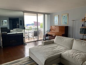 8530 Holloway Dr, Unit 426 in West Hollywood, CA - Building Photo - Building Photo